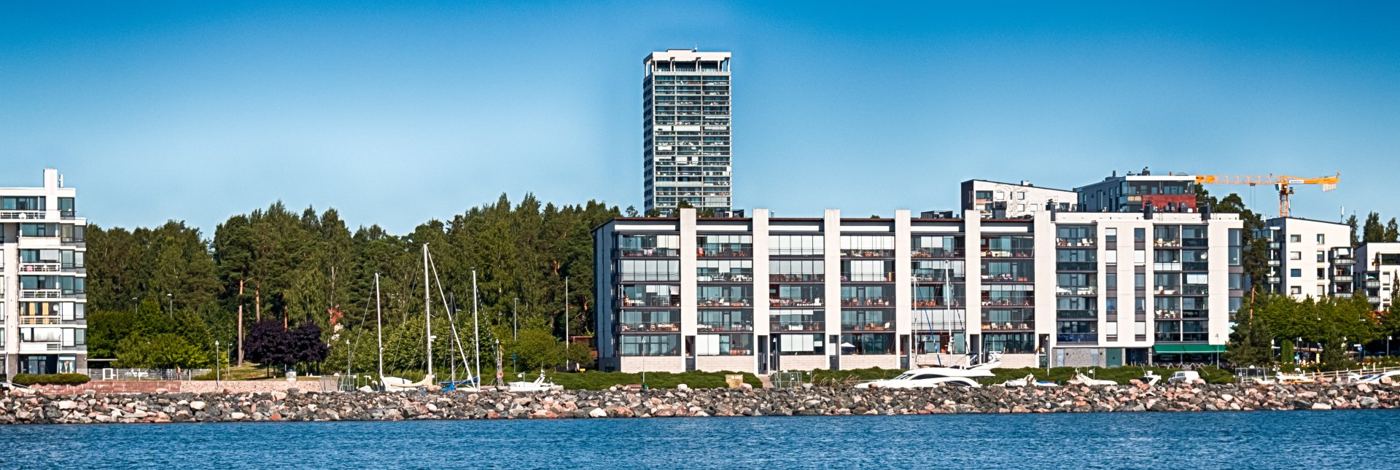 Kerrostaloja meren rannalla